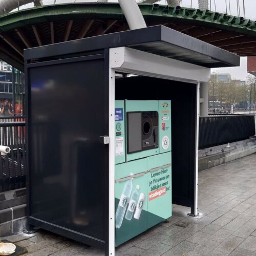 Robuuste overkapping met afsluitbaar rolluik voor buitenopgestelde apparatuur. Maatwerk in RAL-kleuren, duurzame materialen en eenvoudige montage.